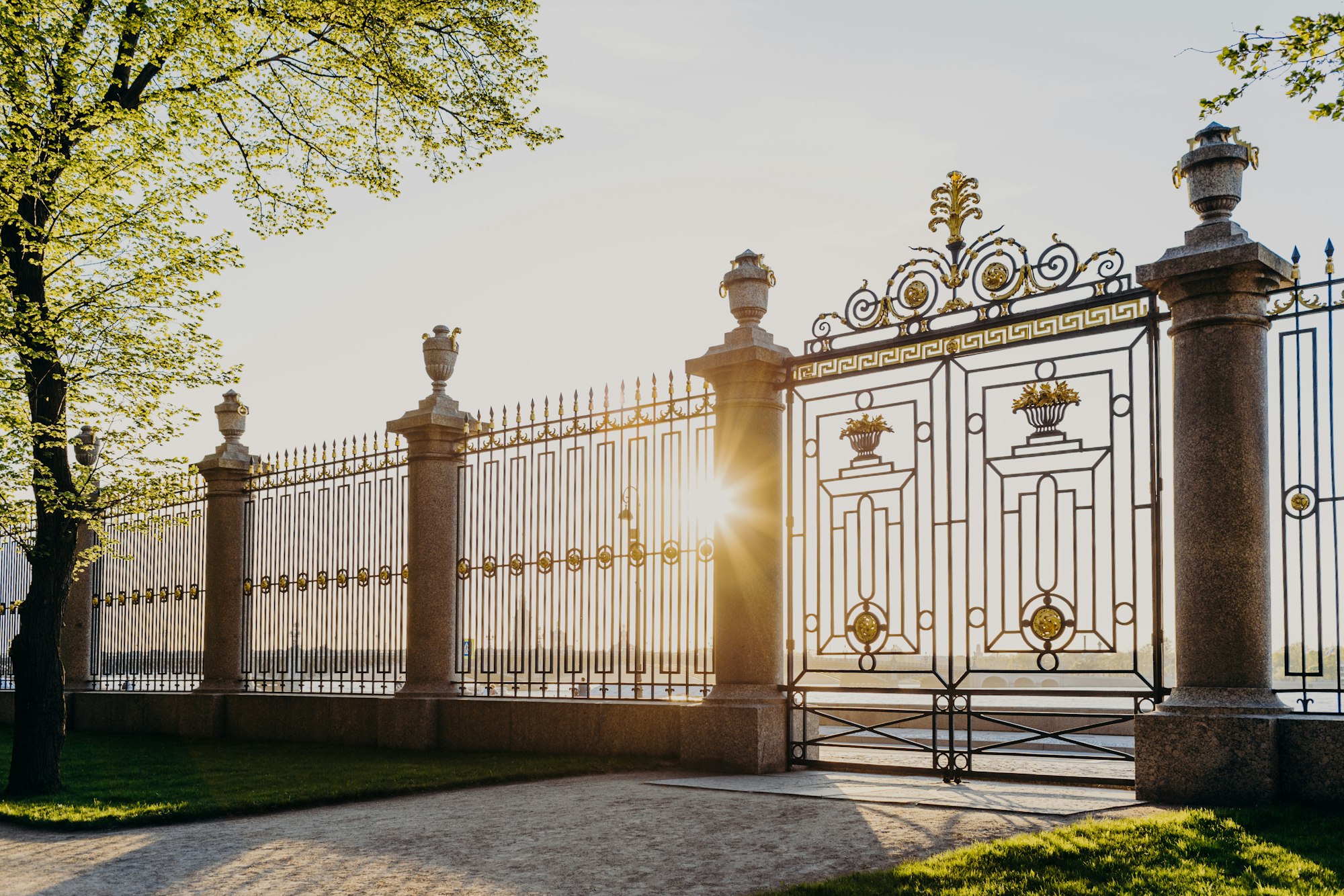 Puertas del Jardín de Verano en Rusia, San Petersburgo. Día soleado de primavera